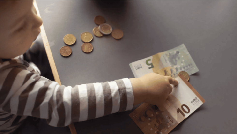 Ab April 2025 sinkt die Einkommensgrenze für Elterngeld auf 175.000 €. Wer betroffen ist und welche weiteren Änderungen es gibt, erfahren Sie hier.