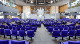 Bundestag debattiert über Grundgesetzänderung, eine Billion Euro Schulden für Verteidigung und Infrastruktur. Union, SPD, Grüne und FDP mit eigenen Vorschlägen.