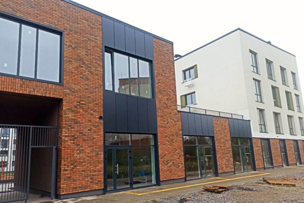 Neubau eines Geschäftsgebäudes mit hochwertiger Klinkerfassade. Energieeffiziente und langlebige Lösung.