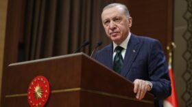 Erdoğan versucht, die Opposition zu spalten: Druck auf die CHP, Öffnung gegenüber Kurden. Beobachter sehen darin eine riskante Strategie zur Machtsicherung bis 2028.