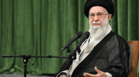 Ajatollah Chāmeneʾi lehnt Verhandlungen mit „aggressiven Regierungen“ ab. Der Iran wehrt sich gegen Druck zu seinem Atomprogramm. USA drohen mit Konsequenzen.