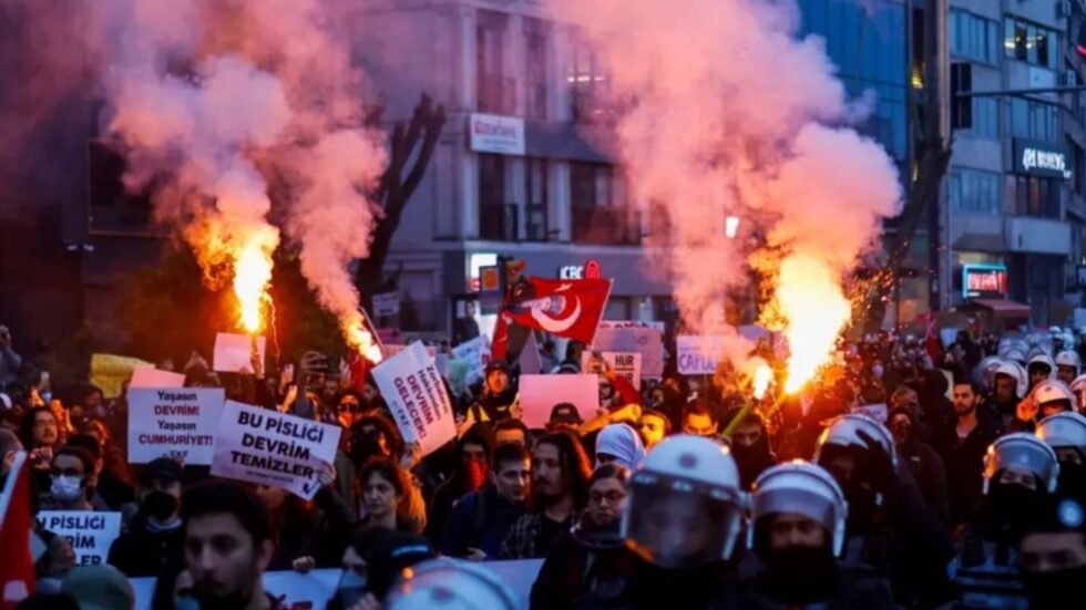 Zehn Tage Massenproteste in Istanbul: Nach Imamoglus Verhaftung demonstrieren Hunderttausende gegen Erdogans Regierung – ein beispielloser Aufstand in der Türkei.