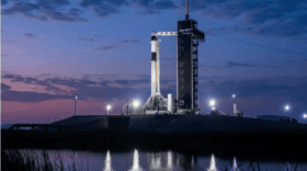 SpaceX Crew Dragon bringt nach neun Monaten zwei gestrandete Astronauten von der ISS zurück. Technische Probleme mit Boeings Starliner verzögerten ihre Heimkehr.