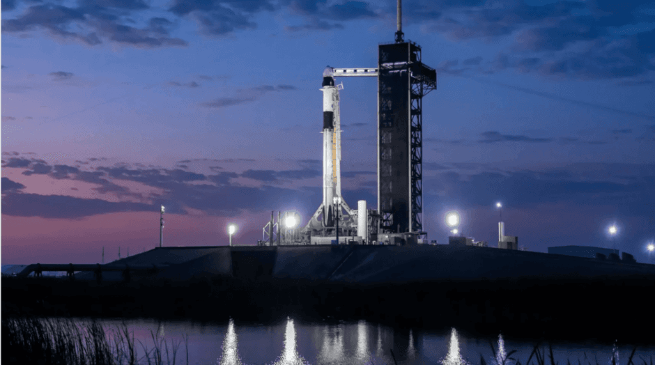 SpaceX Crew Dragon bringt nach neun Monaten zwei gestrandete Astronauten von der ISS zurück. Technische Probleme mit Boeings Starliner verzögerten ihre Heimkehr.