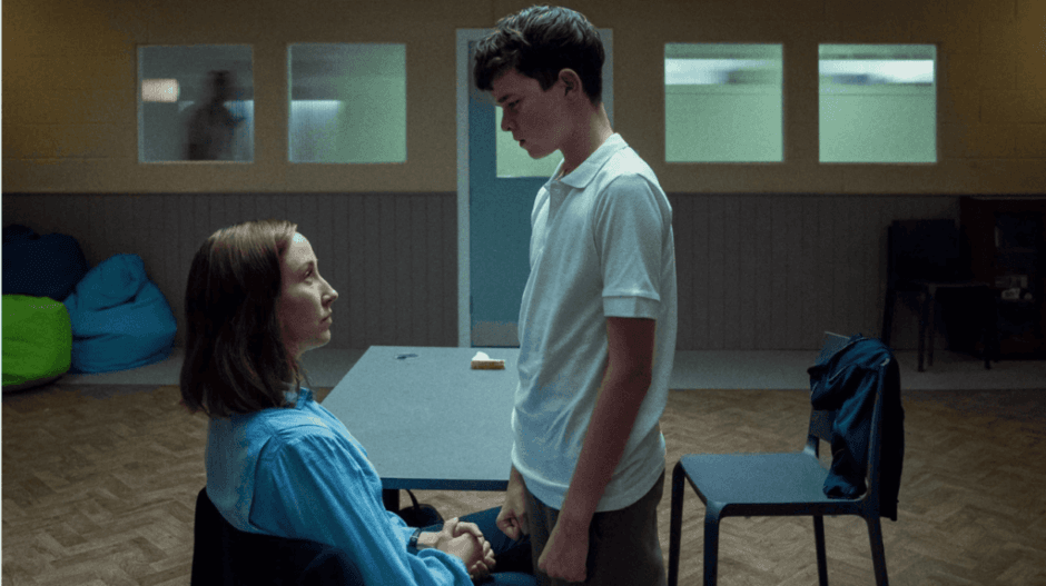 „Adolescence“ auf Netflix schockiert mit einer brutalen Story über toxische Männlichkeit, Jugendgewalt und Social Media. Ist die Serie wirklich so verstörend? Jetzt alle Details erfahren!