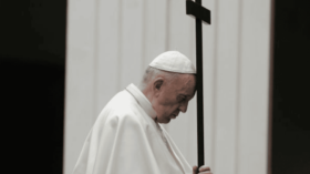 Papst Franziskus erholt sich: Keine mechanische Beatmung mehr nötig, stabile Gesundheitswerte, laut Ärzten weiterhin vorsichtige Prognose.