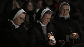 Papst Franziskus sendet eine Dankesbotschaft aus dem Krankenhaus und betet für alle, die für seine Genesung gebetet haben. Tausende versammeln sich täglich für ihn.