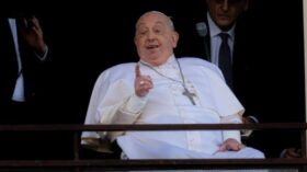 Papst Franziskus zeigt überraschende Genesung nach schwerer Lungenentzündung. Ärzte berichten von stabiler Gesundheit und laufender Therapie im Vatikan.