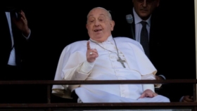 Papst Franziskus zeigt überraschende Genesung nach schwerer Lungenentzündung. Ärzte berichten von stabiler Gesundheit und laufender Therapie im Vatikan.