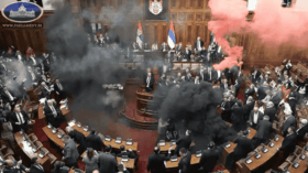 Feuer im serbischen Parlament: Rauchbomben und Tumulte unterbrechen die Sitzung. Drei Abgeordnete verletzt. Was steckt dahinter?