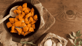Süßkartoffeln helfen beim Abnehmen, liefern Energie und halten lange satt. Wie sie gegenüber normalen Kartoffeln abschneiden und wie Sie sie richtig essen, lesen Sie hier.