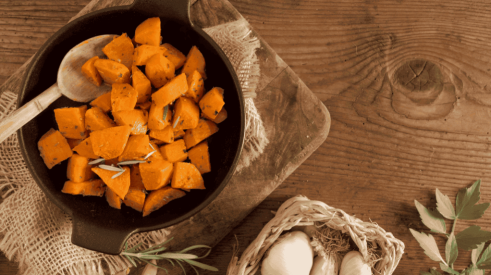 Süßkartoffeln helfen beim Abnehmen, liefern Energie und halten lange satt. Wie sie gegenüber normalen Kartoffeln abschneiden und wie Sie sie richtig essen, lesen Sie hier.