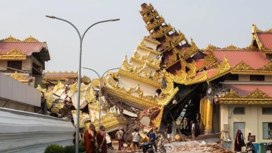 Schweres Erdbeben erschüttert Thailand und Myanmar: In Bangkok stürzt Hochhaus ein, in Myanmar mehr als 1.000 Tote. Internationale Hilfe läuft an – viele Menschen vermisst.