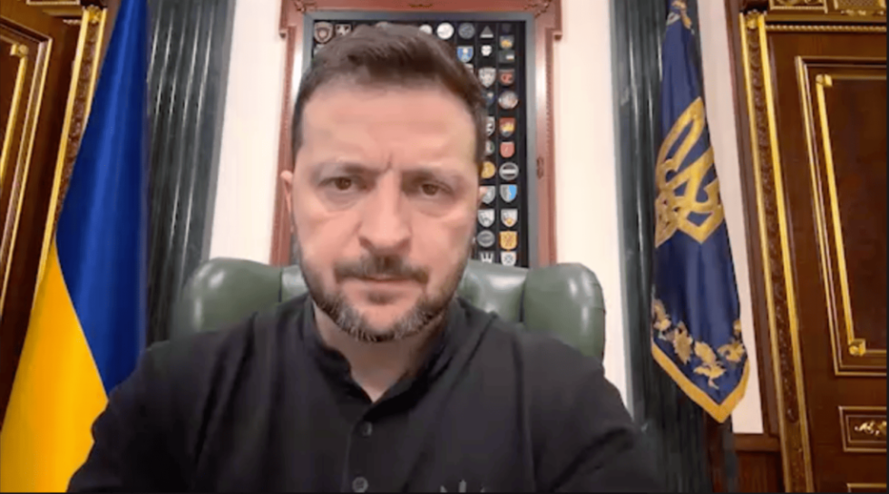 Die Ukraine baut ihre Drohnenproduktion aus, um Verteidigungsfähigkeit zu stärken. Präsident Selenskyj hebt internationale Nachfrage und strategische Bedeutung hervor.