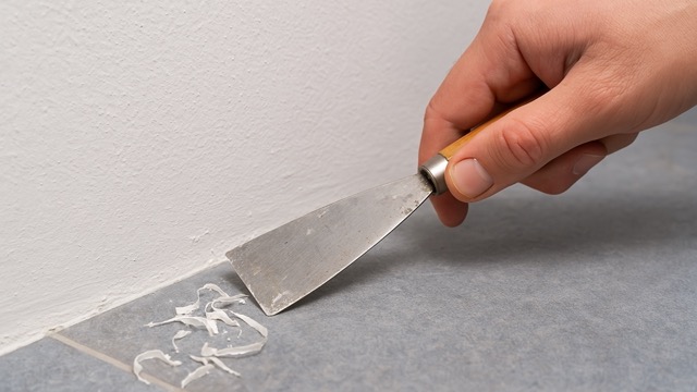 Wie man Silikonreste von Oberflächen entfernt: Beste Methoden für Fliesen, Kunststoff, Textilien und Haut. Schritt-für-Schritt-Anleitungen und Tipps