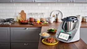 Wie viel verdient man pro verkauftem Thermomix? Übersicht zu Provisionen, Prämien für Gastgeber und wie man mit „Thermomix Freunde werben“ Zubehör und Boni sichern kann.