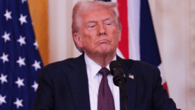 Trump erklärt, dass er Druckmittel gegen Putin besitzt, diese aber nicht einsetzen möchte. Er spricht über einen möglichen Waffenstillstand und betont die Gespräche mit Russland.