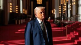 Donald Trump schließt dritte Amtszeit nicht aus. Laut Präsident gebe es Wege, das Amt über 2028 hinaus fortzuführen. Verfassungsänderung bleibt rechtlich schwierig.