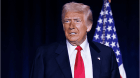 Donald Trump erwägt, die US-Militärhilfe für die Ukraine zu stoppen. Nach einem Streit mit Selenskyj erklärte er, dass die Entscheidung von weiteren Entwicklungen abhängt.