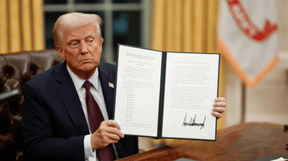 US-Präsident Donald Trump stoppt jegliche US-Hilfe für die Ukraine nach einem Streit mit Präsident Selenskyj. Waffenlieferungen pausiert, politische Spannungen steigen.