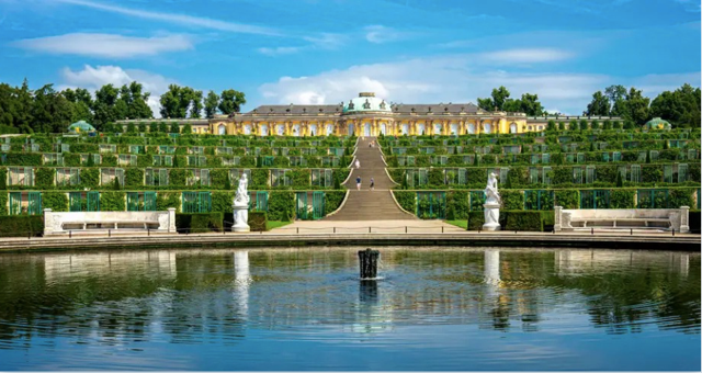 Der Park Sanssouci in Potsdam wird ab 2025 kostenpflichtig. Was dahinter steckt, wer betroffen ist und wie Besucher reagieren. Eine Analyse zur Eintrittsdebatte.