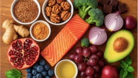 Welche Lebensmittel helfen wirklich gegen das Altern? Hier erfahren Sie, wie Ernährung ab 40 wirken kann – mit Menüplan und Fakten zu Antioxidantien, Omega-3 und Co.