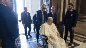 Schwester Francesca trifft Papst Franziskus im Petersdom – eine stille, berührende Begegnung zweier Leben, getragen von Hoffnung, Glauben und Mut.