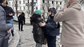 Sumy: 34 Tote durch russischen Raketenangriff. Ukraine spricht von gezieltem Schlag. Selenskyj fordert internationale Reaktion und Luftabwehrhilfe.