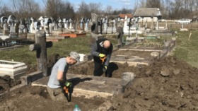 In der Ukraine wurden fast 1700 Wehrmachtssoldaten entdeckt – einige beim Graben neuer Schützengräben. Der Volksbund nennt die Funde tragisch und absurd.