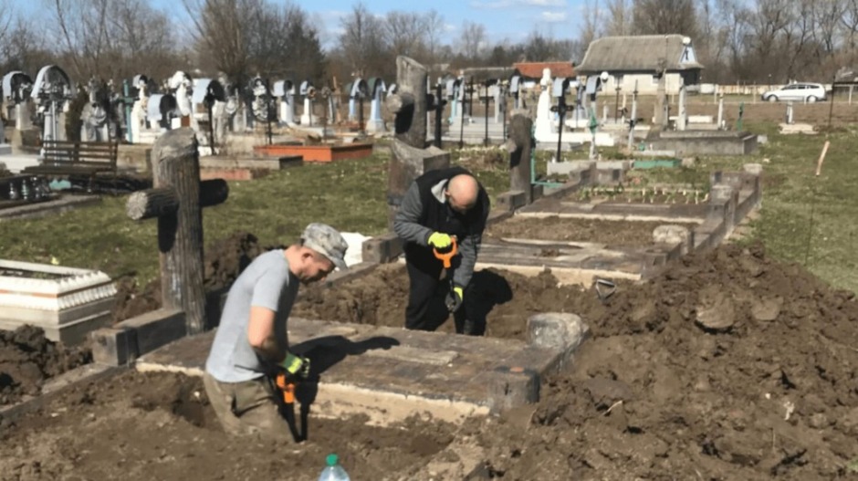 In der Ukraine wurden fast 1700 Wehrmachtssoldaten entdeckt – einige beim Graben neuer Schützengräben. Der Volksbund nennt die Funde tragisch und absurd.