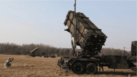 Selenskyj: Ukraine will zehn Patriot-Systeme für 15 Mrd. $ kaufen. Gespräche über Kauf oder Lizenz. USA zögern, NATO-Gipfel brachte neue Zusagen.