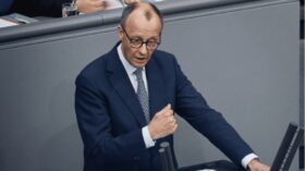 Friedrich Merz soll am 6. Mai zum Bundeskanzler gewählt werden. Die neue Koalition plant Steuersenkungen, Energiemaßnahmen und Ministerwechsel.