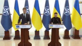 Selenskyj spricht von positiven Gesprächen über Bodenschätze mit den USA. Medien berichten jedoch über US-Forderungen nach Kontrolle über ukrainische Infrastruktur.