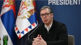 Meta-Beschreibung (165 Zeichen): Vučić reist trotz EU-Warnungen zum 9. Mai nach Moskau. Serbien nimmt an Parade teil. Der EU-Beitritt könnte gefährdet sein.