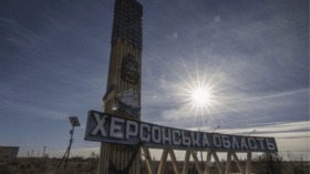 Zwei Straßenarbeiter sterben bei russischem Drohnenangriff in der Region Cherson. Das Dorf Stojke wurde beim Ausführen von Reparaturarbeiten getroffen.