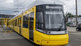 Berlins neue XXL-Tram Urbanliner startet Testbetrieb auf Linie M4. 50,89 Meter lang, Platz für 312 Fahrgäste. Erste Einsätze ab 2025 geplant.​