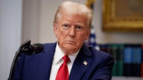 Die Trump-Administration plant laut NYT keine neuen Waffenlieferungen für die Ukraine. Auch die Geheimdiensthilfe und Verhandlungen mit Russland sind gefährdet.