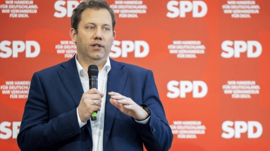 Lars Klingbeil schließt Steuererhöhungen nicht aus und verweist auf Merz. SPD will Vermögende stärker belasten, Kleineinkommen entlasten und Mindestlohn erhöhen.