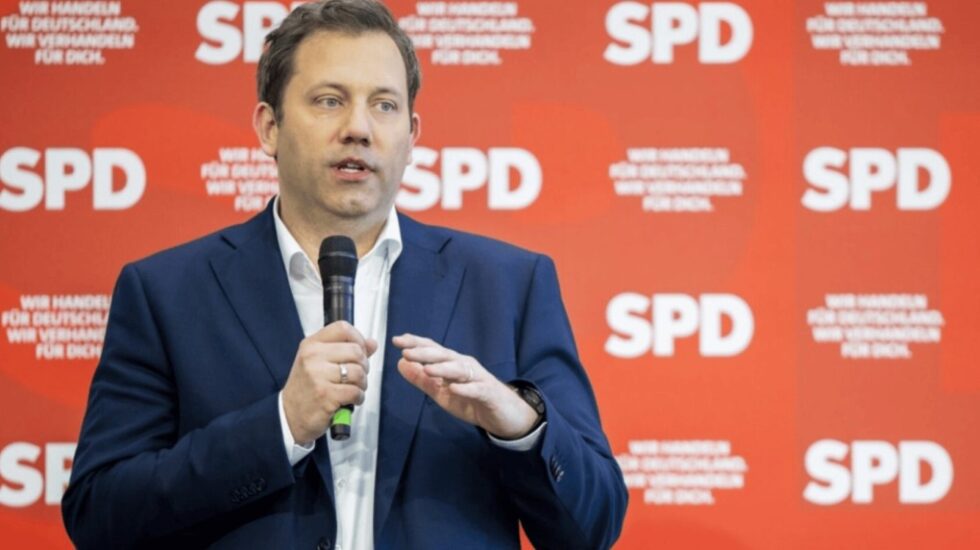 Lars Klingbeil schließt Steuererhöhungen nicht aus und verweist auf Merz. SPD will Vermögende stärker belasten, Kleineinkommen entlasten und Mindestlohn erhöhen.