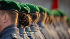 Wehrpflicht-Debatte 2025: Ein junger Autor stellt klar – im Ernstfall greift er nicht zur Waffe, sondern verweigert still.