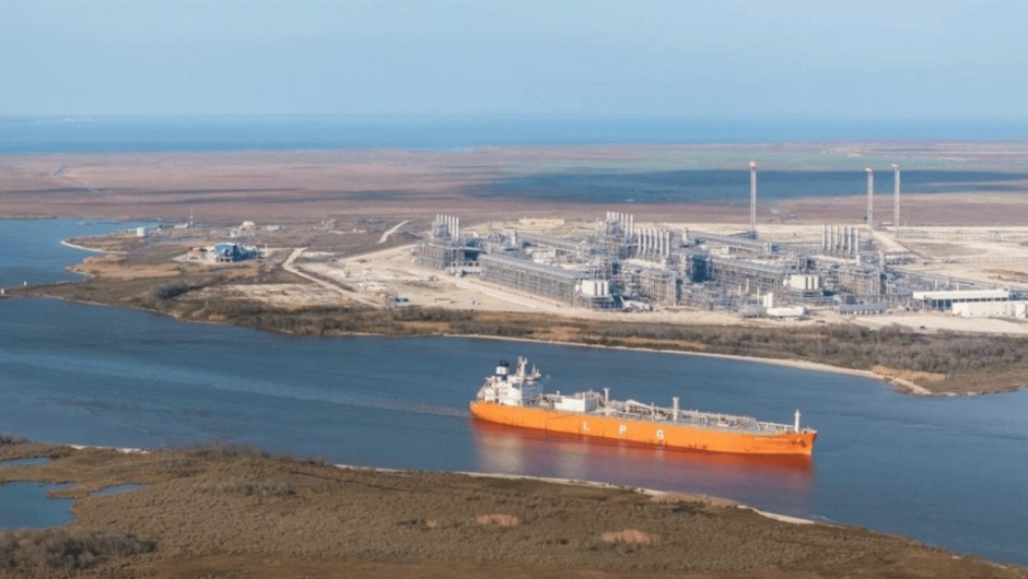 China hat den Kauf von US-LNG wegen neuer Zölle eingestellt und setzt auf russisches Gas. Zwei Schiffe wichen aus. REnewz berichtet mit NYT-Daten.
