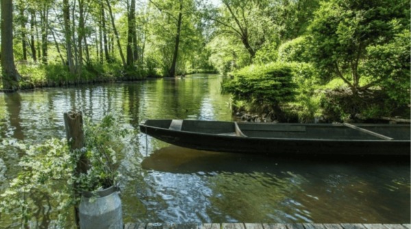 Entdecke den Spreewald – UNESCO-Naturparadies südlich von Berlin. Mit Kahnfahrt, Gurken, Therme, Radwegen und sorbischer Kultur. Ideal für stille Auszeiten und authentisches Deutschlandgefühl.