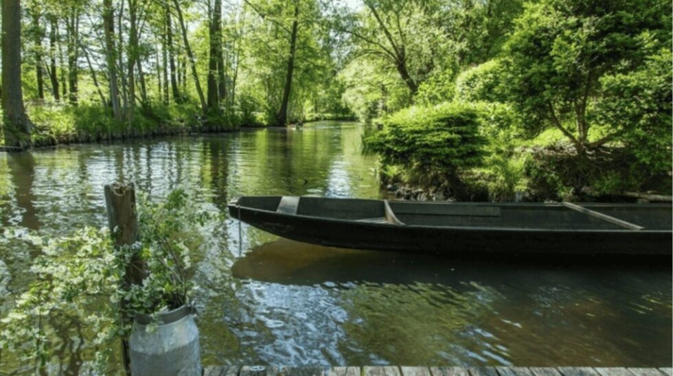 Entdecke den Spreewald – UNESCO-Naturparadies südlich von Berlin. Mit Kahnfahrt, Gurken, Therme, Radwegen und sorbischer Kultur. Ideal für stille Auszeiten und authentisches Deutschlandgefühl.
