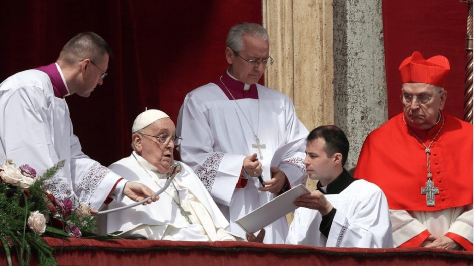 Papst Franziskus spendet trotz schwerer Krankheit den Urbi et Orbi-Segen. Mit brüchiger Stimme ruft er zu Abrüstung, Dialog, Religionsfreiheit und Frieden auf.