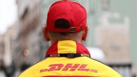 DHL stoppt vorübergehend US-Lieferungen über 800 Dollar wegen neuer Zollregeln unter Trump. Unternehmen und Verbraucher weltweit betroffen.