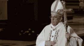 Papst Franziskus ist im Alter von 88 Jahren gestorben. Renewz berichtet, was nach seinem Tod im Vatikan passiert und wer als nächster Pontifex infrage kommt.