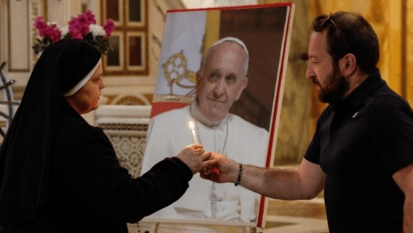 Beerdigung von Papst Franziskus am 26. April: Aufbahrung im Petersdom, letzte Ruhe in Santa Maria Maggiore. Vatikan und Gläubige nehmen Abschied.