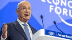 Klaus Schwab gibt Vorsitz im Weltwirtschaftsforum ab. Nach 55 Jahren zieht er sich zurück – Peter Brabeck-Letmathe übernimmt vorläufig.