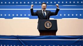 Elon Musk zieht sich teilweise aus dem DOGE-Ministerium zurück. Nach dem Gewinneinbruch bei Tesla geraten Strategie, Rolle und Zukunft des Unternehmens in den Fokus.