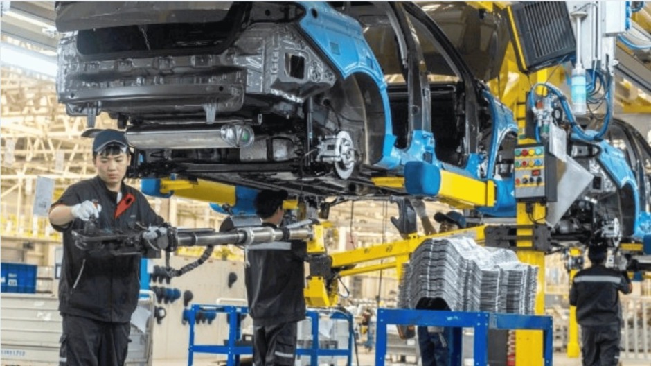 Was passiert mit Chinas Fabriken? US-Zölle legen Produktion lahm – betroffen sind Jeans, Geräte, tausende Arbeitsplätze. Wie geht es weiter?